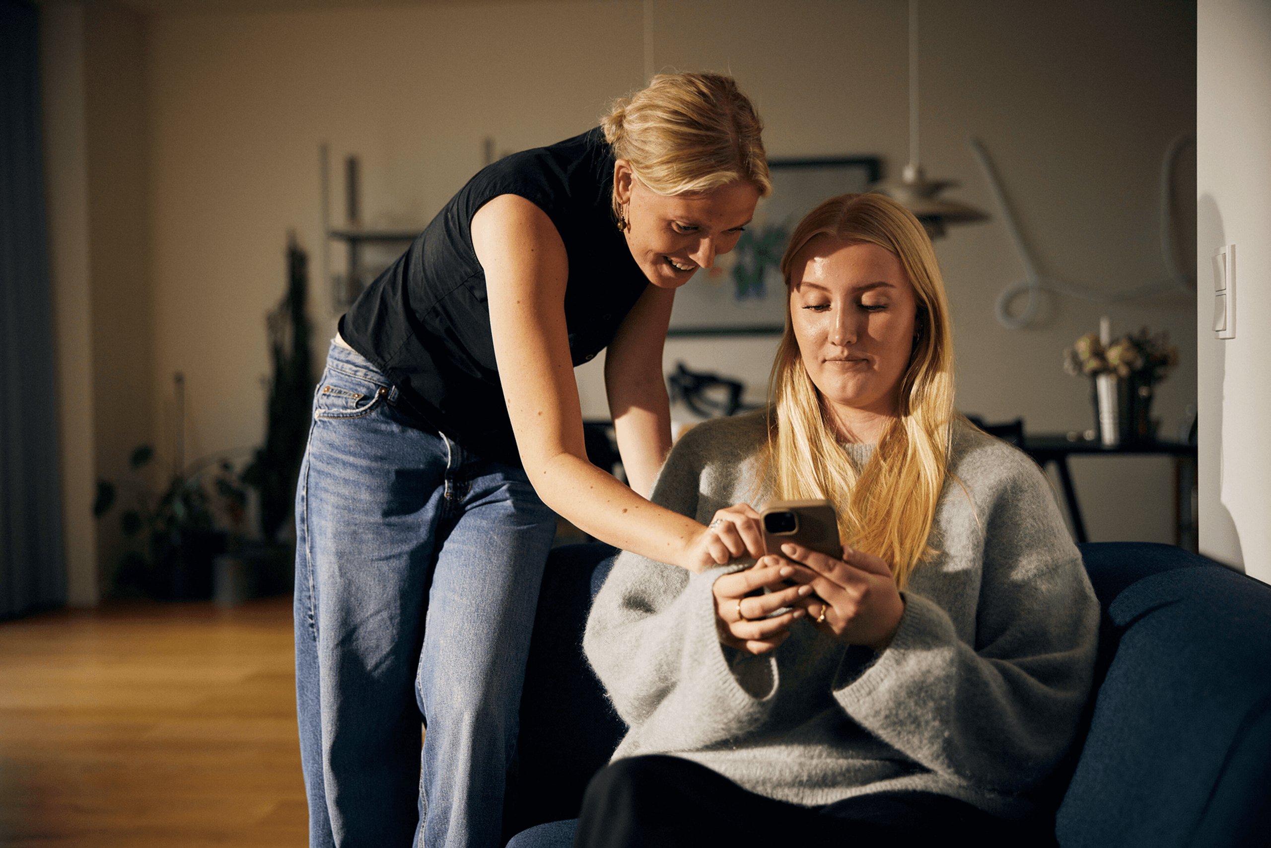 To boligsøgende kigger på lejeboliger på BoligPortal.